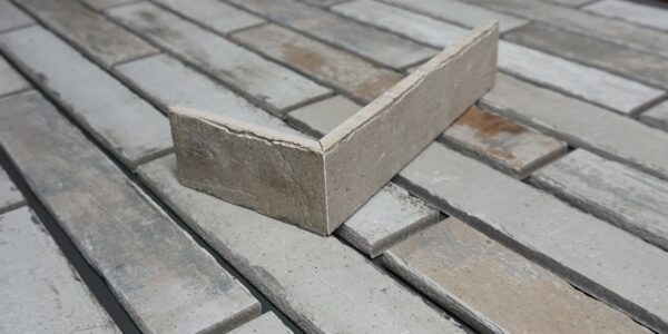 Kampinis elementas fasado plytelėms 240/115x52x10 mm